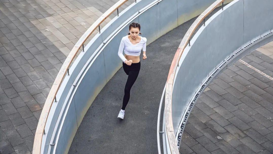 跑步|为什么操场上跑步一般都按逆时针方向跑，而不是顺时针？