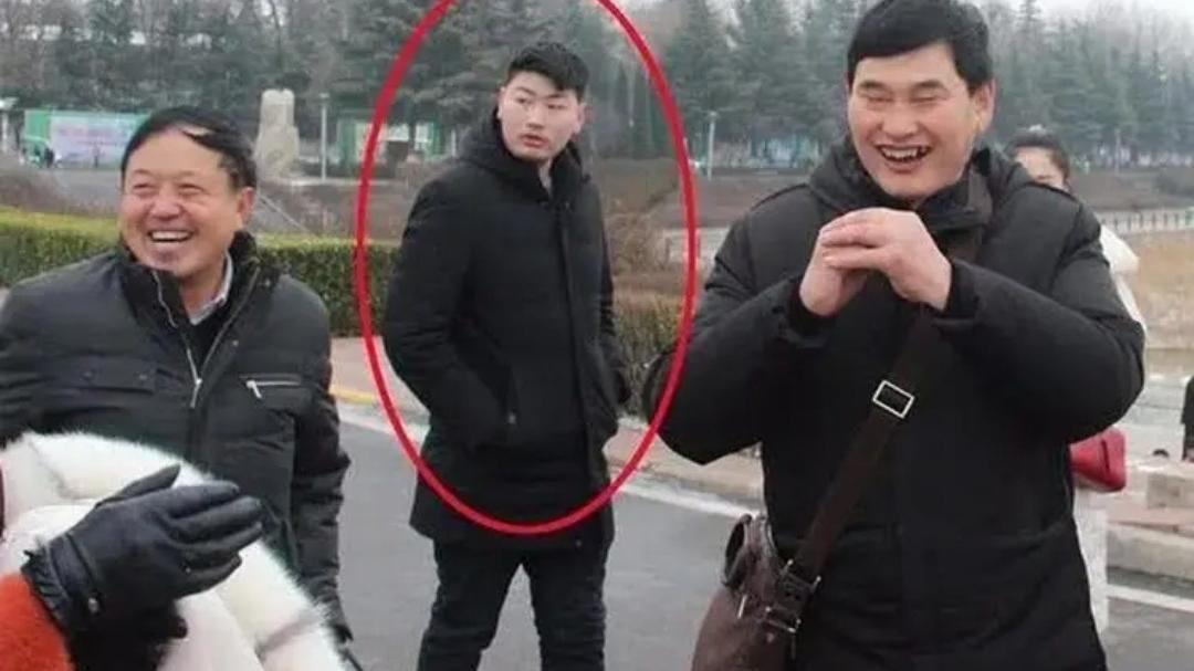 朱之文|大衣哥新儿媳扬言不会直播，订婚5天就注册某平台，网友：呵呵