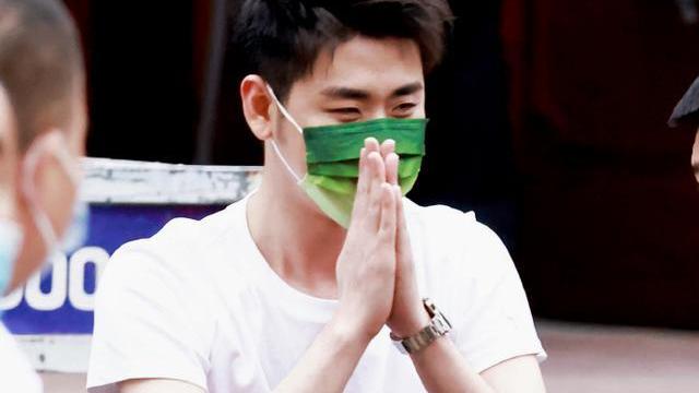 张云雷|德云社张云雷现身天德，下车后第一时间与粉丝打招呼，二爷真宠粉