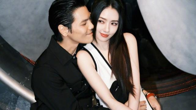 郭碧婷|向佐晒夫妻合照，郭碧婷被猜怀二胎后只露上半身，素颜略显憔悴