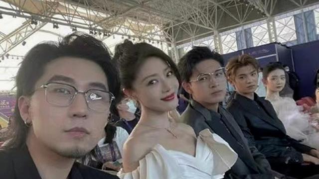 郭德纲|德云社秦霄贤参加百花奖典礼，穿西服走红毯，真给师父郭德纲争光