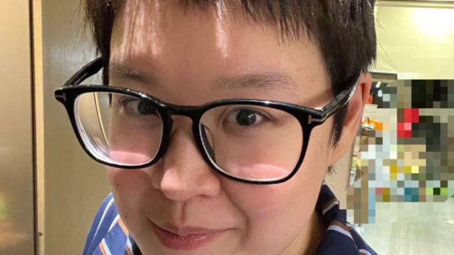 马伊琍|马伊琍在小区为恬妞女儿理发，网友夸赞理发成果超帅气