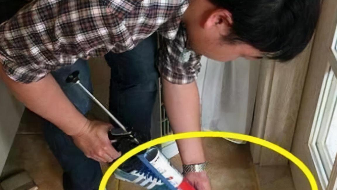 瓷砖美缝整成这样？遇到新手师傅，连他自己都看不下去，扣钱吗？