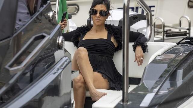 金·卡戴珊|42岁卡戴珊大姐跳海庆新婚，穿薄纱裙坐姿豪放，光头新郎用牙取下吊袜带