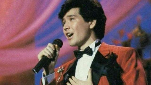 费翔|费翔第一次上春晚全程上半身镜头，导演很无奈，他太“张扬”了