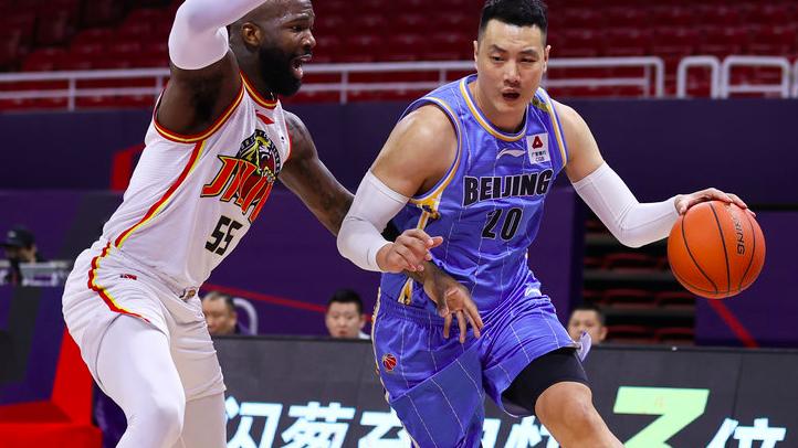 徐长锁|北京男篮队长遭网暴！单场6投0中被吐槽快退役：这么多年没长进