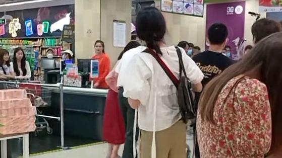 刘敏涛|深圳：刘敏涛超市拍戏被偶遇，皮肤白皙显年轻，“不像46岁女人”