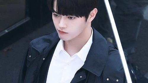 杨幂|杨幂新剧路透，妆容精致眼神不耐烦，为拍戏熬得白头发都出来了