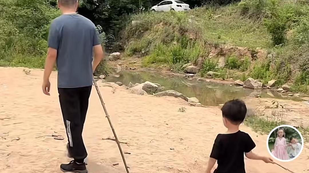 孙艺珍|基因强大！田静晒全家外出爬山画面，奇奇与姚威走路姿势一模一样
