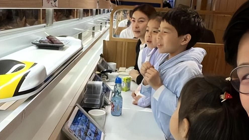 郭晶晶|郭晶晶带2孩子学轮滑，霍中怡太小不能站稳，只能看着哥哥姐姐