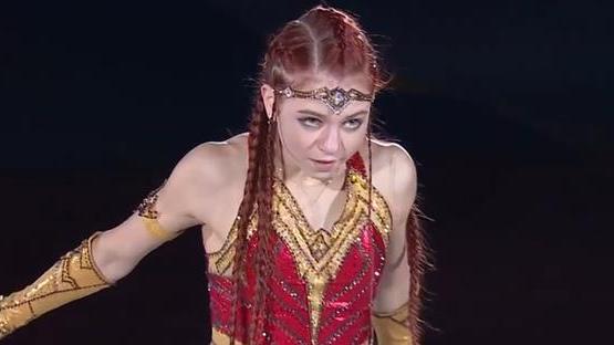 羽生结弦|人气高，羽生结弦登场，现场欢呼，惊艳演出，真有王者气质