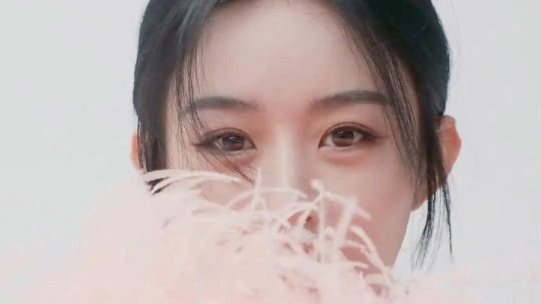 钻戒|赵丽颖“六登芭莎”，粉色透视纱裙尽显曼妙身姿，仙女下凡辛苦了