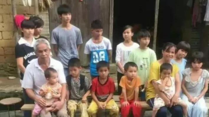广西男子梁二：49岁娶19岁娇妻，26年生下15个孩子，现状如何？
