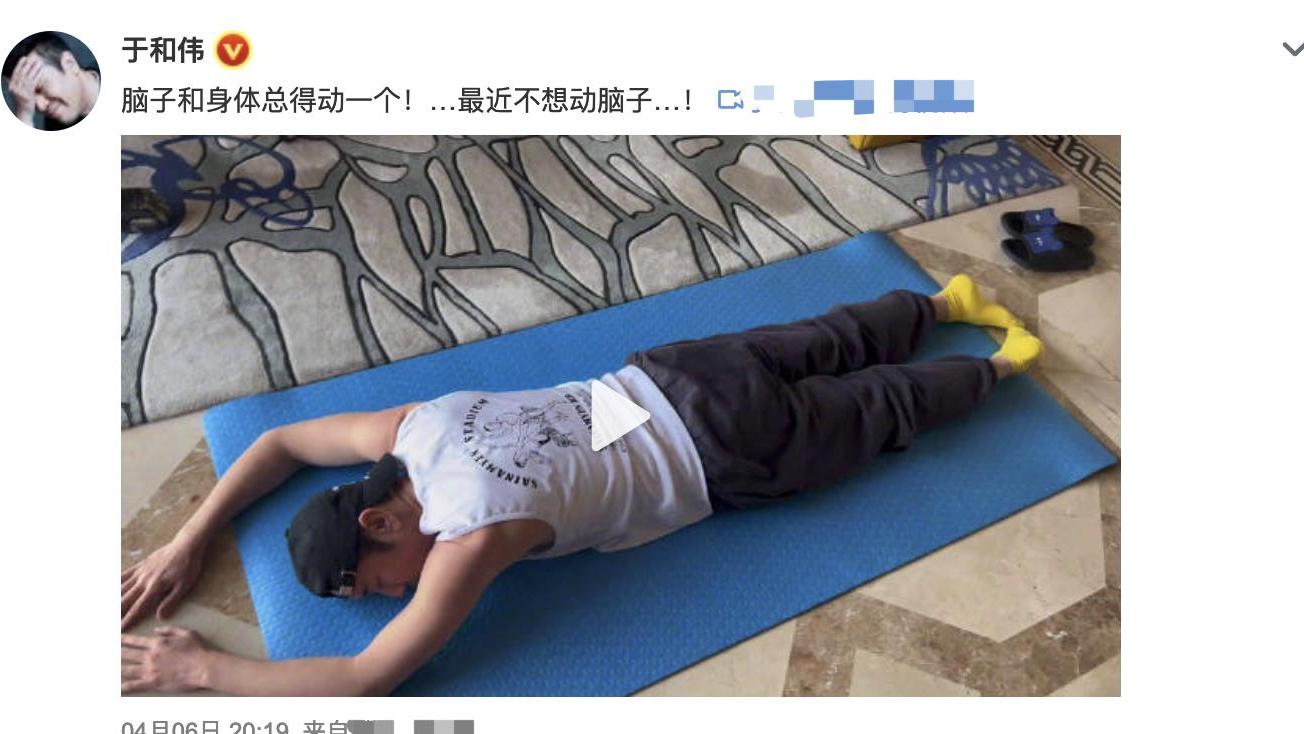 于和伟|50岁于和伟居家健身，动作娴熟一身腱子肉显眼，客厅摆设接地气