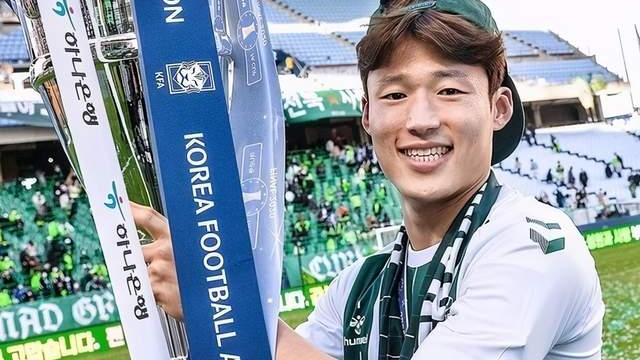 中超|定了！中超巨星正式确认留队：拒绝英超邀请，在中国再踢4年！