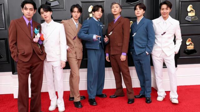 男团|韩国辱华男团现身格莱美红毯，卸下韩式滤镜全垮，各个沦为普信男