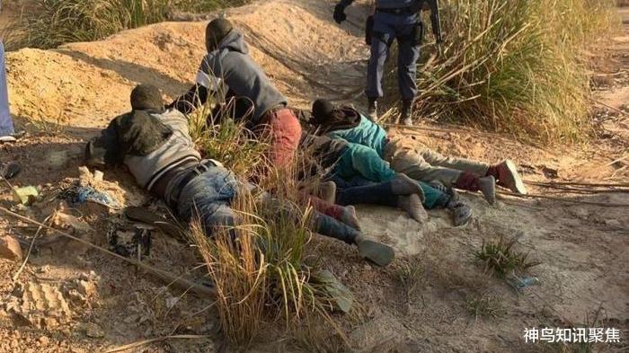 小姐姐|极其恶劣！南非8名女模野外拍MV，惨遭10多人排队施暴