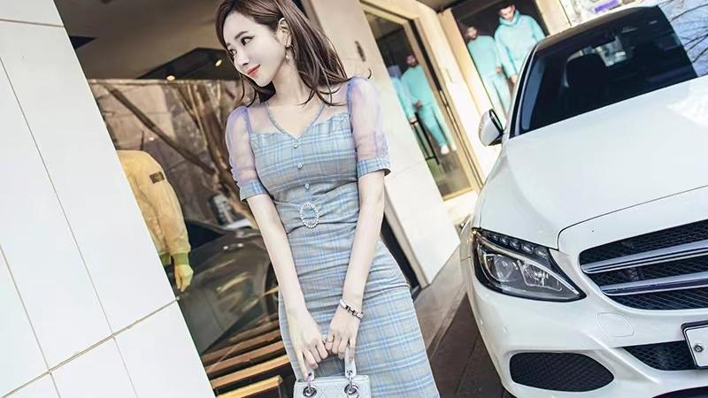 穿衣搭配|清新系列时尚格子V领气质连衣裙，高级感的职业包臀裙