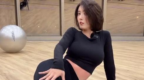 |聂小雨穿紧身衣上瑜伽课，累到摊在地上，网友：要流鼻血