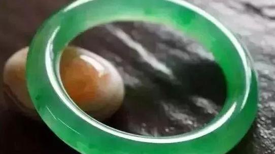 翡翠|鉴赏翡翠到底需不需要打灯？这要看自身，对这一行的了解有多透彻
