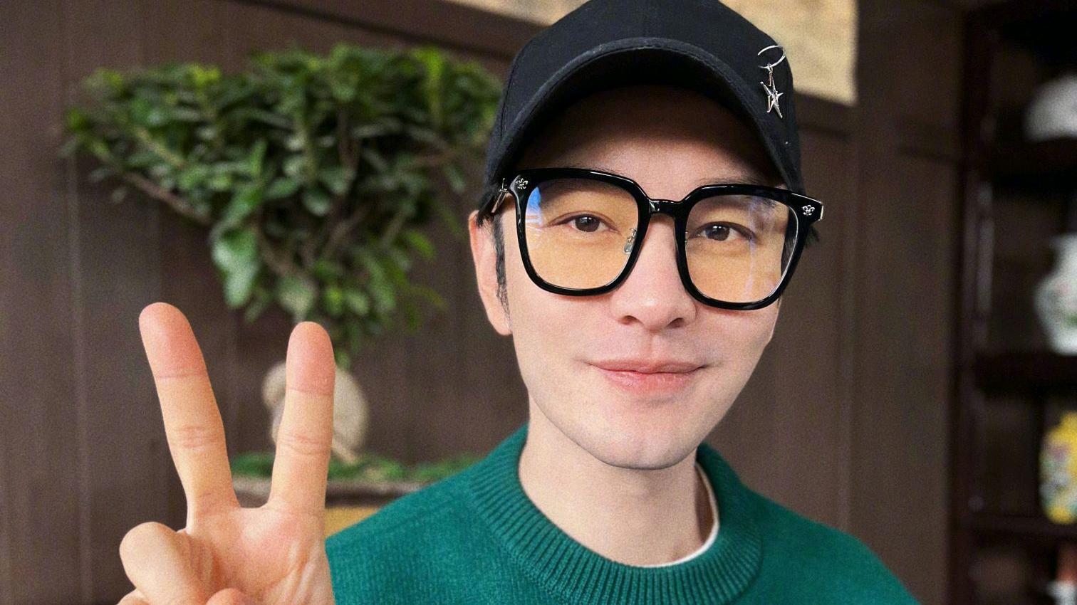 黄晓明|黄晓明发自拍被疑抠图，绯闻女友身材堪比杨颖，女方炒作痕迹明显