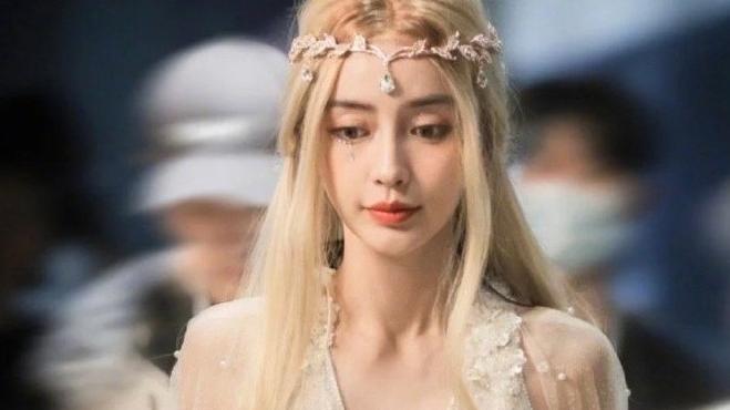 Angelababy|33岁Angelababy真的太美了！金发白裙像个精灵，网友：美到我失语了