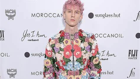 梅根·福克斯|梅根福克斯与未婚夫感情出现危机？枪爷颁奖礼索吻遭梅根黑脸拒绝