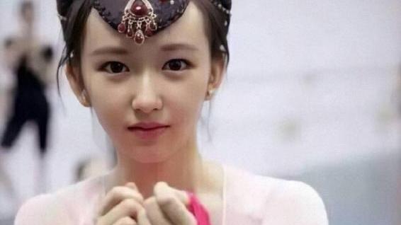 程潇|程潇妹妹通过中传艺考，和康辉李湘成校友，你羡慕她们家的基因吗