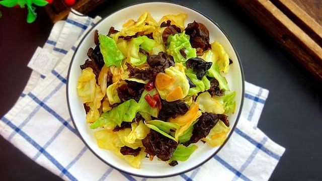 包菜|我的轻食小炒，这两样食材是绝配，低卡清肠促消化，春天要常吃！