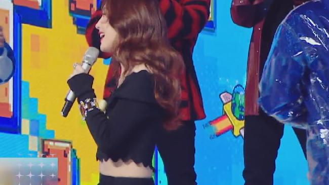 蔡文静|蔡文静玩游戏摔倒，杜淳和GAI反应截然不同！已婚男士的自觉呢？