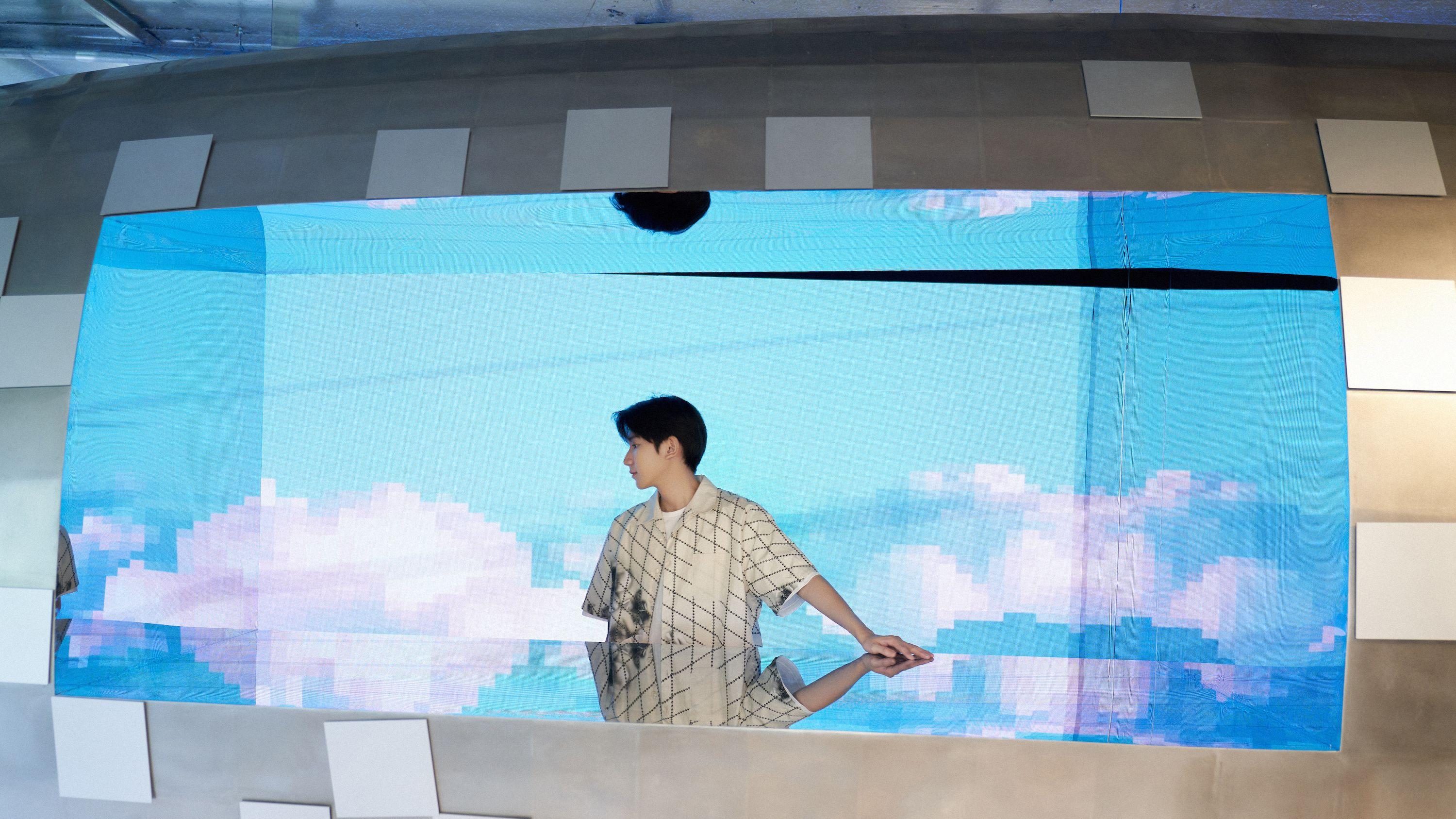 穿衣搭配|王源晒周末福利帅照，却被粉丝笑称是翻墙拍摄