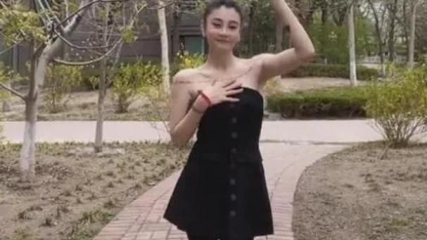 唐菀|演员唐菀晒出近照，在小区内跳舞，穿着引网友热议