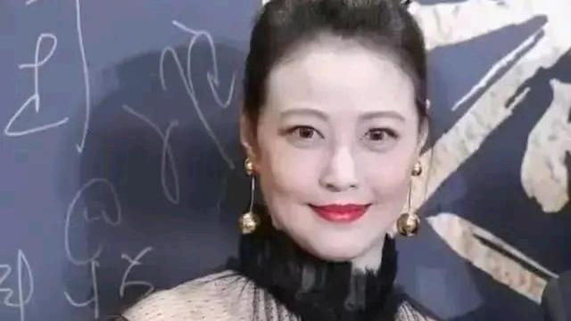 蔡依林|“不婚主义”周海媚：未生养过子女的她，55岁好似18岁少女