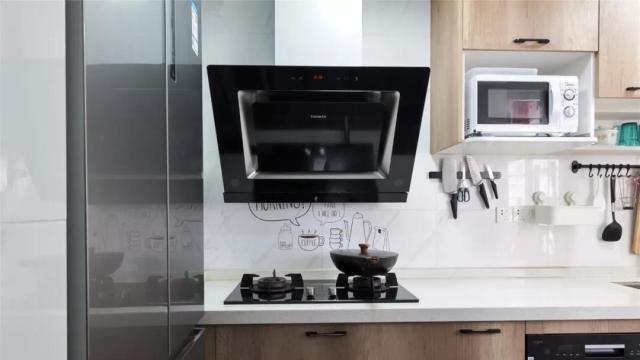 这个家足够令人放松，干净大方，没有电视背景墙却依旧魅力四射