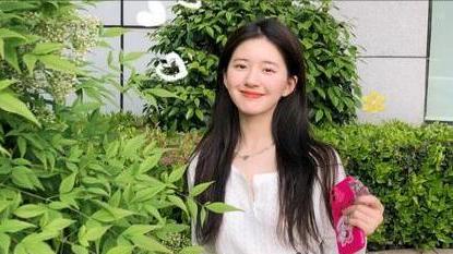 赵露思|“甜剧女主”赵露思，晒6张出游照，穿紧身衣大秀性感