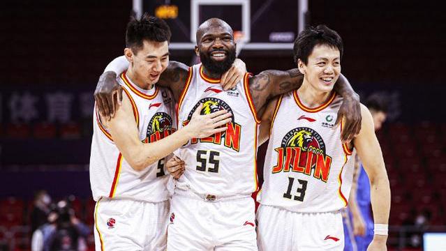 琼斯|淘汰北京+雅尼斯下课后！琼斯公开发声，CBA季后赛很有趣