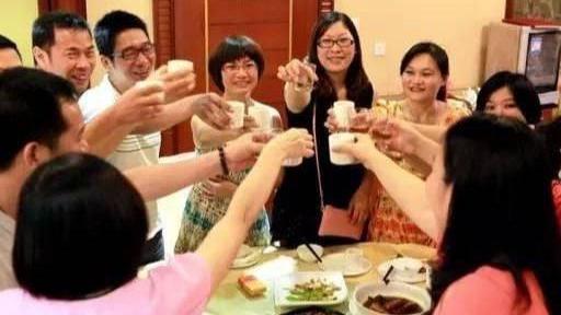 招聘|同学聚会：有钱的一桌，没钱的一桌，结账时热闹了！