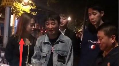 王思聪|王思聪的新女伴曝光，街头吃路边摊有说有笑，颜值不如孙一宁