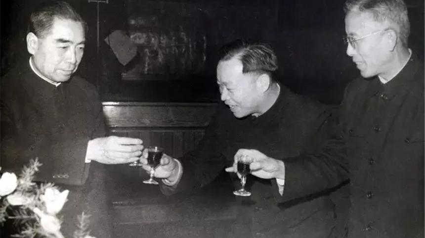 木瓜|丁盛请周总理吃饭，吃到一半饭没了，尴尬地盯着陈良顺：愣着干啥