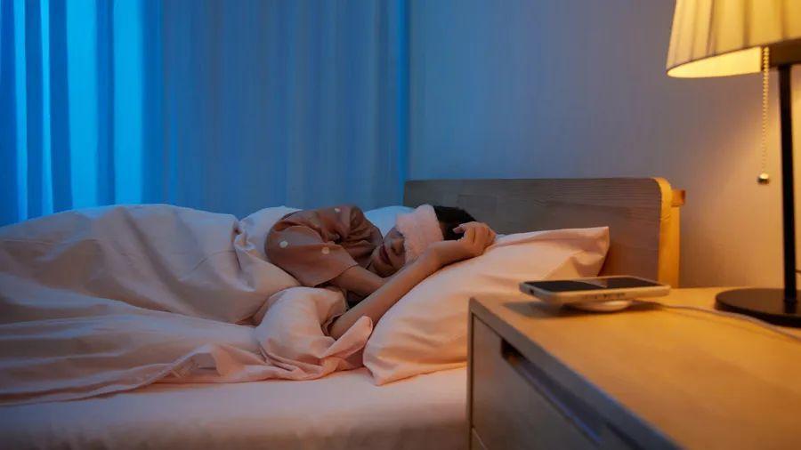 睡眠|瑞典研究：被子盖的重，晚上睡得香，重被子增加褪黑素产生