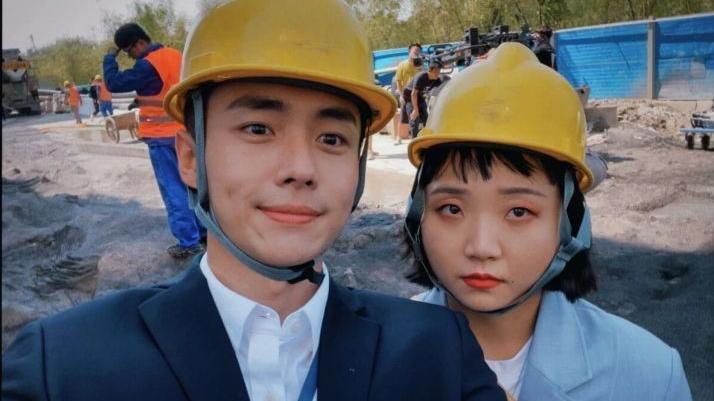 翟子路|翟子路晒与辣目洋子合照，化身包工头搞怪自拍，网友直夸好般配