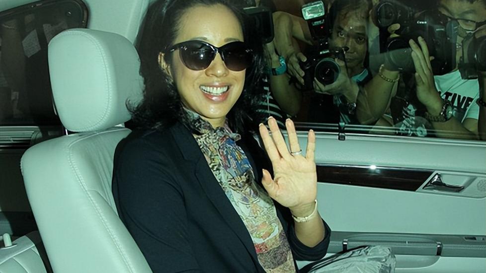 国企|朱玲玲老了也风韵不减，穿西装高级大气，一眼能看出是不是阔太太