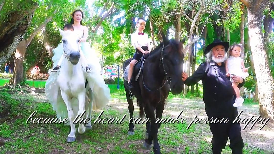 张纪中|70岁张纪中获娇妻喂食！打扮新潮面色红润，女方穿低领裙太性感