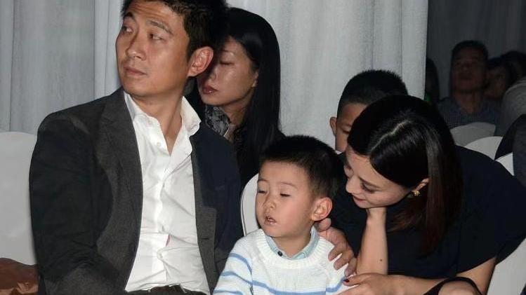 刘孜 刘孜一家三口罕露面，她妆容浓艳变化大，老公撞脸胡军很硬汉