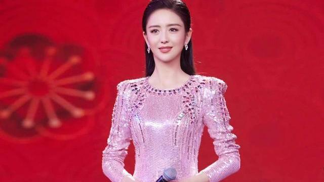 佟丽娅|摄影师对佟丽娅说：“见你穿过很多次修身长裙，这一次最好看！”