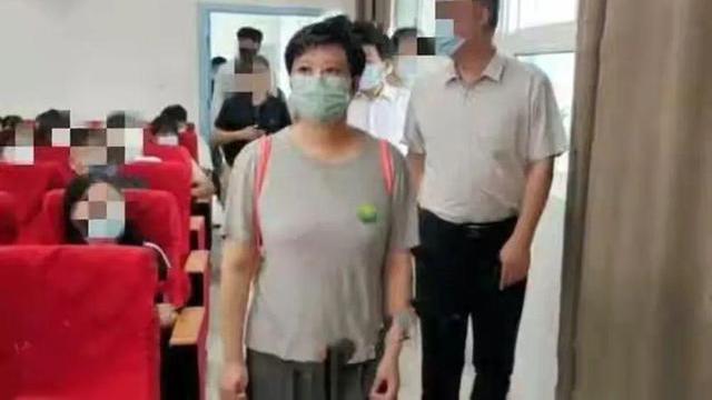 穿衣搭配 袁立穿一身黑，漂亮吗