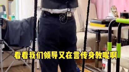 林志玲|44岁黄晓明近况曝光，在豪华房车内健身，肌肉结实愈撑爆衣服