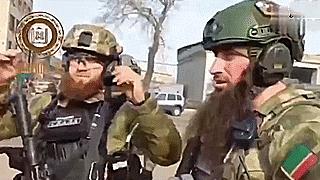 亚速营|车臣武装用大疆无人机，发现楼顶有亚速营狙击手，还在进行战术翻滚！