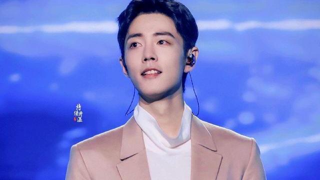 肖战|肖战工作下班后被围堵，“代拍”不断拥挤肖战，保镖霸气保护肖战