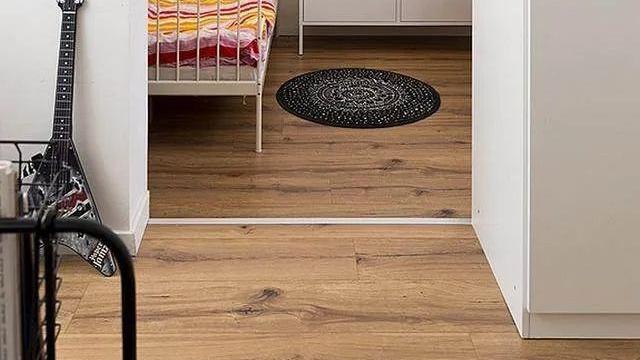 客厅做了一个超大柜子，一边是电视墙，一边是大书柜，确实很实用